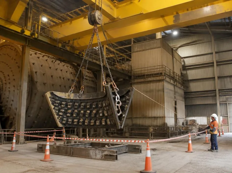Mill maintenance crane inside a mining concentrator