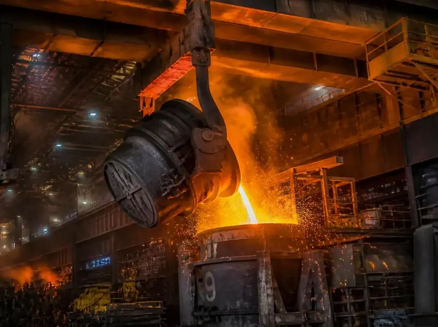 Ladle handling crane in a steel melt shop